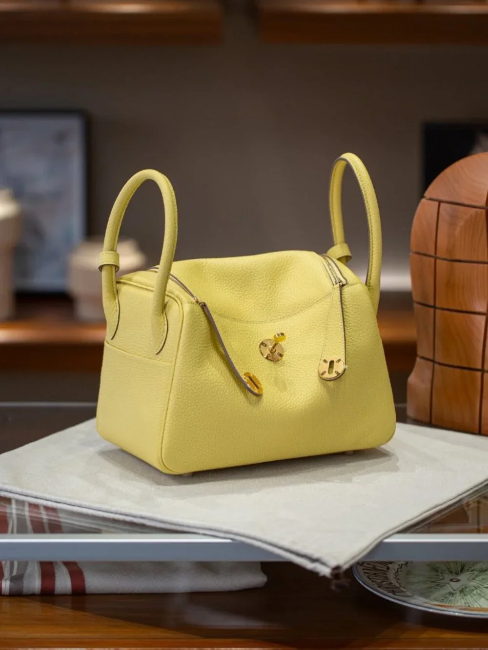 Sophisticated Genuine Leather Tote 26cm - Timeless Everyday Shoulder Bag - Picture 2 of 8